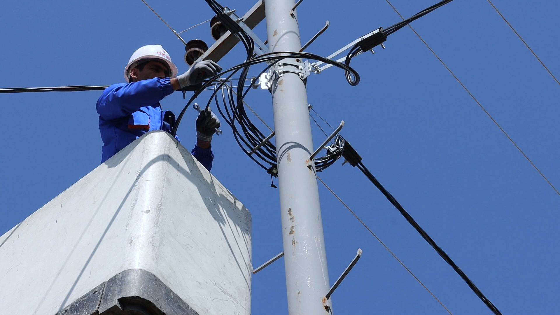 “Azərişıq” ASC Ağcabədinin bir sıra kəndlərinin elektrik şəbəkəsini yeniləyir