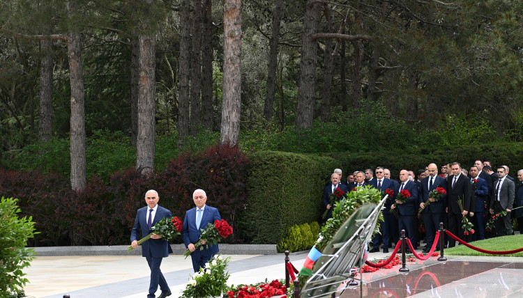 “AzərEnerji” və “Azərişıq” kollektivləri Ulu Öndərin məzarını ziyarət ediblər