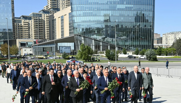 "AzərEnerji" və "Azərişıq" rəhbərliyi şəhidləri xatirəsini andı